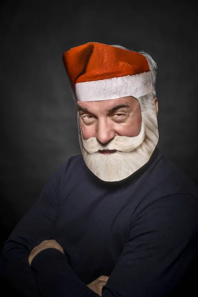 Noel Baba Gibi Giyinmiş Karanlık Bir Arka Plan Üzerinde Duran — Stok fotoğraf