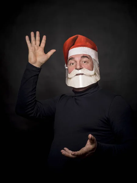 Пожилой Богатый Человек Одетый Санта Клаус Стоящий Тёмном Фоне — стоковое фото