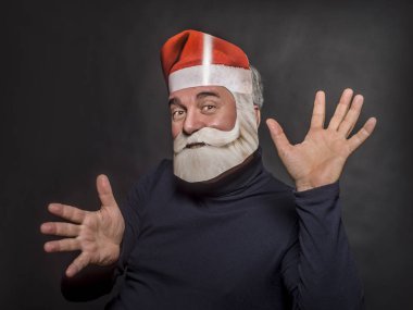 Noel Baba gibi giyinmiş ve karanlık bir arka plan üzerinde duran yaşlı bir zengin adam