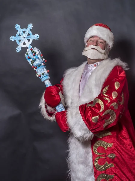 Starší Bohatý Muž Oblečený Jako Santa Claus Král Žezlo Šedém — Stock fotografie