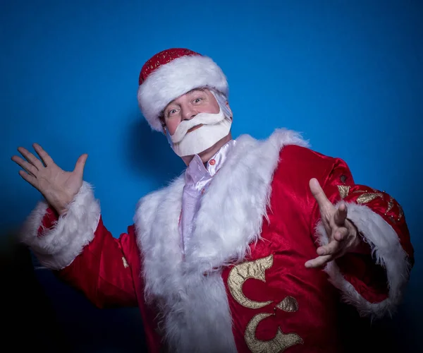 Homme Riche Âgé Déguisé Père Noël Roi Sur Fond Bleu — Photo