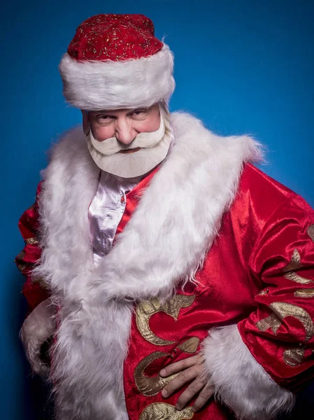 Пожилой Богач Костюме Санта Клауса Король Синем Фоне — стоковое фото