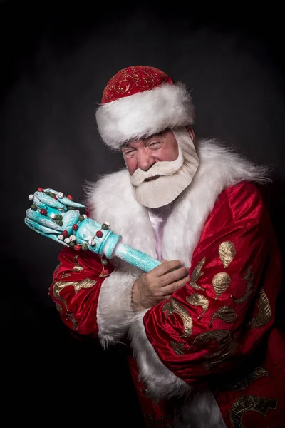 Starší Bohatý Muž Oblečený Jako Santa Claus Král Žezlo Šedém — Stock fotografie