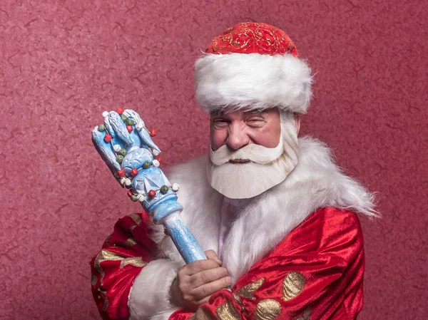 Anziano Ricco Vestito Babbo Natale Con Uno Scettro Sullo Sfondo — Foto Stock