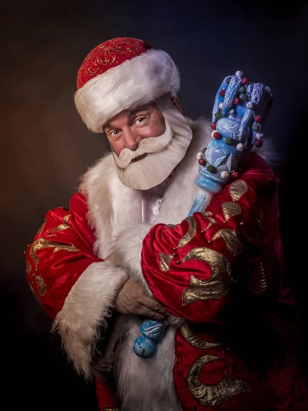 一个有钱的老人装扮成圣诞老人 一个国王 在灰色的背景上拿着权杖 — 图库照片
