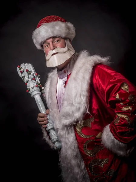 Starší Bohatý Muž Oblečený Jako Santa Claus Král Žezlo Šedém — Stock fotografie