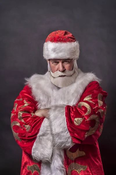 Пожилой Богатый Человек Одетый Санта Клаус Король Сером Фоне — стоковое фото