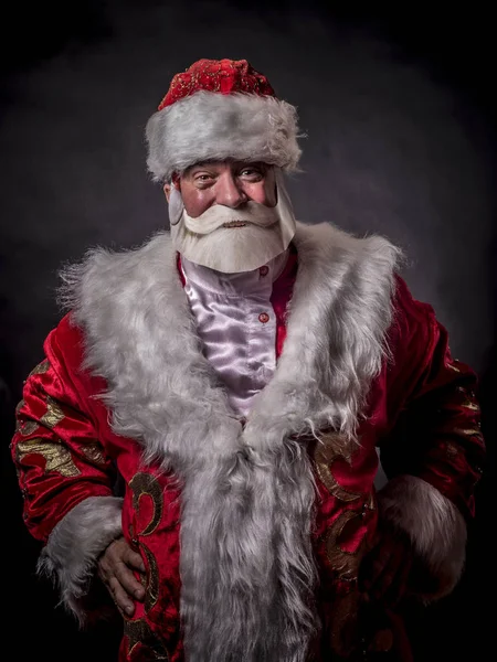 Anciano Rico Vestido Papá Noel Rey Sobre Fondo Gris —  Fotos de Stock