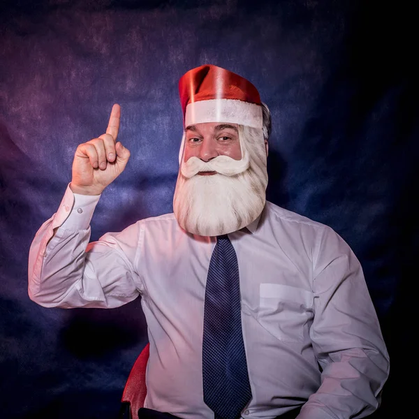 Мужчина Рубашке Галстуке Играет Роль Санта Клауса Картонной Маске Санта — стоковое фото