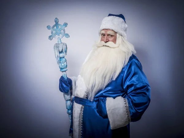 Санта Клаус Дед Мороз Синем Пальто Шляпе Посохом Стоят Тёмном — стоковое фото