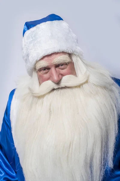 Santa Claus Mrazík Modrém Kabátě Stojí Proti Izolované Bílým Pozadím — Stock fotografie