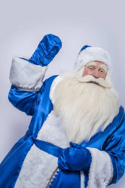 圣诞老人和弗罗斯特神父穿着蓝色外套站在一个孤立的白色背景 一个年长的家长和一个巫师在看某人或某事 — 图库照片
