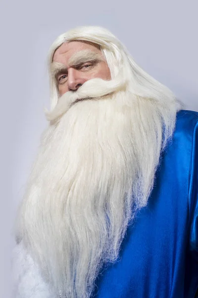 Papai Noel Father Frost Casaco Azul Está Contra Fundo Branco — Fotografia de Stock