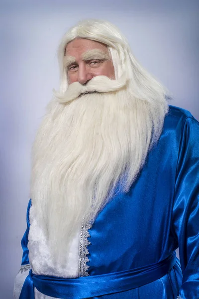 Санта Клаус Дед Мороз Синем Пальто Стоят Изолированном Белом Фоне — стоковое фото