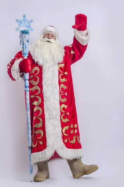 Santa Claus Mrazík Pracovníky Přátelsky Mává Bílém Pozadí — Stock fotografie