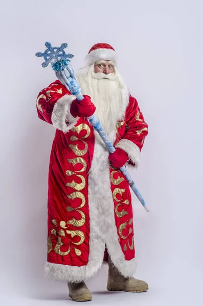 Mrazík Santa Claus Pracovníky Salutingwarmly Popředí Bílém Pozadí — Stock fotografie