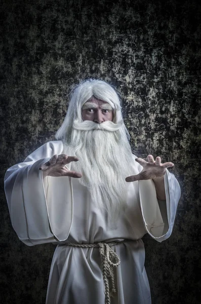 Een Grijs Haired Bebaarde Ernstige Wizard Een Witte Mantel Doet — Stockfoto