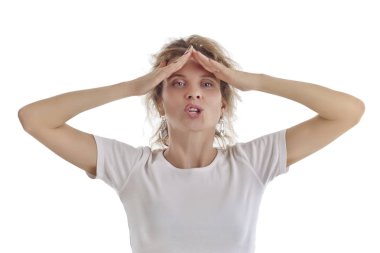 Hafif bir arka plan üzerinde güzel bir kadın portresi.