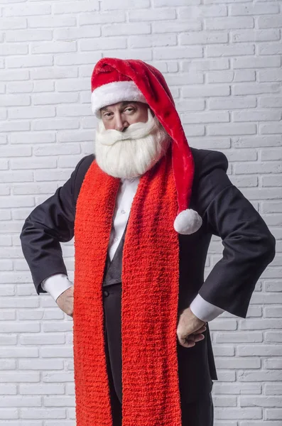 Седовласый бородатый мужчина в черном костюме и по образу Санта Клауса . — стоковое фото
