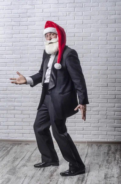 Седовласый Бородатый Мужчина Черном Костюме Образе Санта Клауса Красной Кепке — стоковое фото
