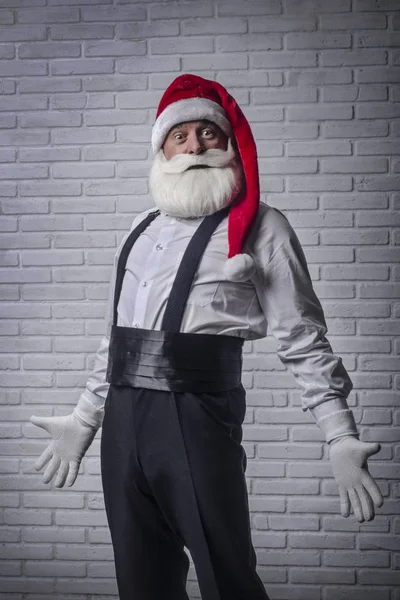 Седовласый Бородатый Мужчина Черных Брюках Белая Рубашка Подтяжки Образе Санта — стоковое фото