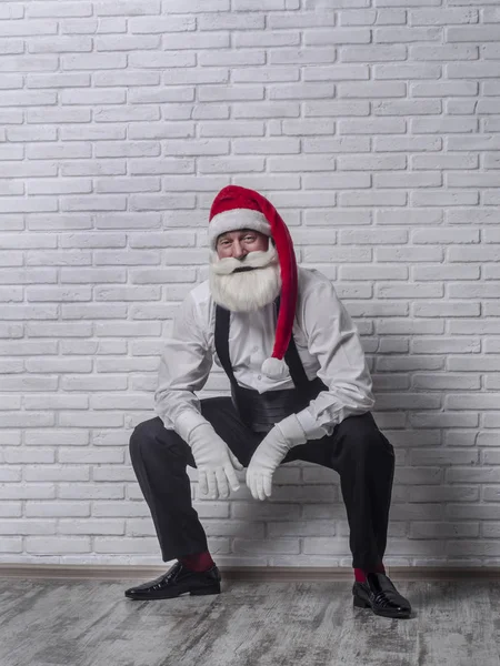 Седовласый бородатый мужчина в черном костюме и по образу Санта Клауса . — стоковое фото