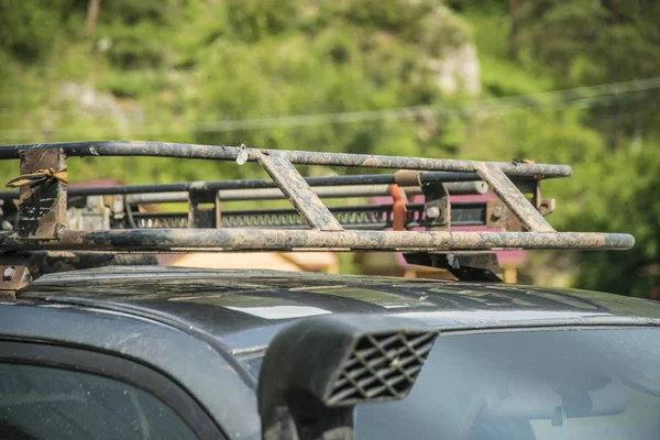 Brutaler Blick Auf Die Metallhalterung Auf Dem Dach Eines Jeeps — Stockfoto
