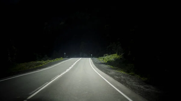 神秘的观点和道路的视角 黑暗和恶劣的风景上的道路和公路的神秘观点和视角 — 图库照片