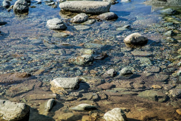 美丽的山溪在下午 美丽的山溪与石头和一个风景如画的五颜六色的景色 波光粼粼的海浪和飞溅和石头的小溪在白天 — 图库照片