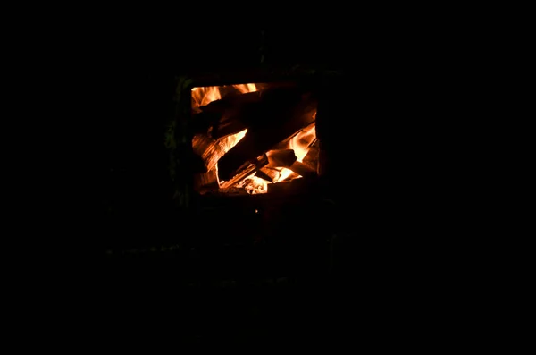 Tűz Égett Kályha Gyönyörű Tűz Lángok Tűz Kályha Sötét Háttéren — Stock Fotó
