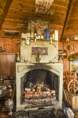 Kırsal bir kulübe ilginç ahşap iç. İlginç ve özgün ve farklı ahşap iç sembolleri ile kırsal bir köyde retro ve vintage şeylerle.
