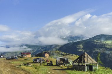 Güzel manzarası ve altay doğa manzara. Ahşap evler ve villalar zemin güneşli bir orman dağlarındaki karşı dağlarda dağ köyü.