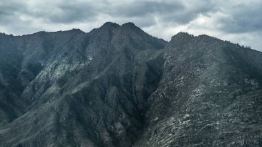 Güzel manzarası ve altay doğa manzara. Yüksek dağlar ve kayalar bulutlu fırtınalı gökyüzü güneşli bir karşı görkemli manzara.