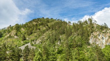 Güzel manzarası ve altay doğa manzara. Yüksek dağlar ve kayalıklarla mavi gökyüzü bulutlu güneşli bir karşı görkemli manzara.