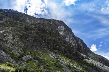 Güzel manzarası ve altay doğa manzara. Yüksek dağlar ve kayalıklarla mavi gökyüzü bulutlu güneşli bir karşı görkemli manzara.