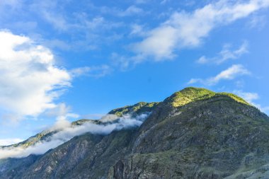Güzel manzarası ve altay doğa manzara. Yüksek dağlar ve kayalıklarla mavi gökyüzü bulutlu güneşli bir karşı görkemli manzara.