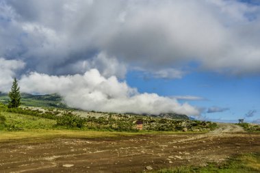 Güzel manzarası ve altay doğa manzara. Yüksek dağlar ve kayalıklarla mavi gökyüzü bulutlu güneşli bir karşı görkemli manzara.