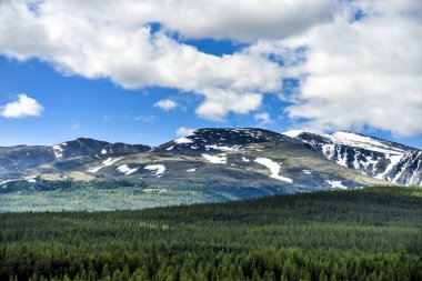 Güzel manzarası ve altay doğa manzara. Yüksek dağlar ve kayalıklarla mavi gökyüzü bulutlu güneşli bir karşı görkemli manzara.