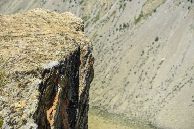 Güzel manzarası ve altay doğa manzara. Güneşli bir günde dağlarda çimen buzlu sert ve kabartma dokusu.