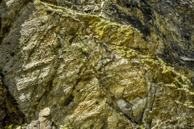 Güzel manzarası ve altay doğa manzara. Güneşli bir günde dağlarda kayalar sert ve kabartma dokusu.