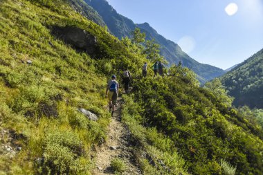 Güzel manzarası ve altay doğa manzara. İnsanlar ve turistler dağlarda kayalara dik bir yamaçta güneşli bir günde seyahat.