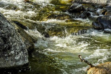Güzel manzarası ve altay doğa manzara. Bir dağ dere ile kaynar su sıçramalarına ve güneşli bir günde Dağları taşları taşlar.