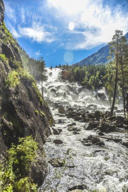 Güzel manzarası ve altay doğa manzara. Dağ dere su sıçramalarına ve taşlar mavi gökyüzü güneşli bir günde dağların kayalarda.