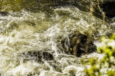 Güzel manzarası ve altay doğa manzara. Bir dağ dere ile kaynar su sıçramalarına ve güneşli bir günde Dağları taşları taşlar.