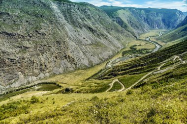 Güzel manzarası ve altay doğa manzara. Güzel dağlar ve kayalar güneşli bir gorge dağ esnek nehirde Vadisi.