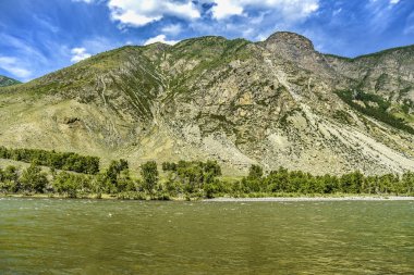 Güzel manzarası ve altay doğa manzara. Dağ nehir taş ve çakıl dağlar ve mavi gökyüzü bulutlu güneşli bir zemine karşı.