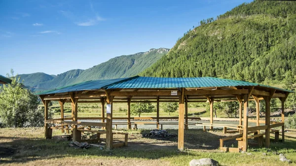 Belas Vistas Paisagem Natureza Altai Gazebo Madeira Solitário Montanha Contra — Fotografia de Stock