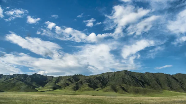 美しい景色とアルタイ自然の風景 高山と雲が晴れた日に青空の崖の壮大な風景 — ストック写真