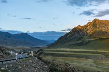 Güzel manzarası ve altay doğa manzara. Yol ve otoyol altay, görkemli Dağları'nın zemin karşı bakış orman ve bulutlu gökyüzü kaplı.