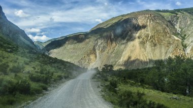 Güzel manzarası ve altay doğa manzara. Yol ve otoyol altay, görkemli dağlar ve kayalar fon karşı bakış.